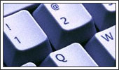 Foto: una vista ravvicinata di alcuni tasti di una tastiera standard per computer